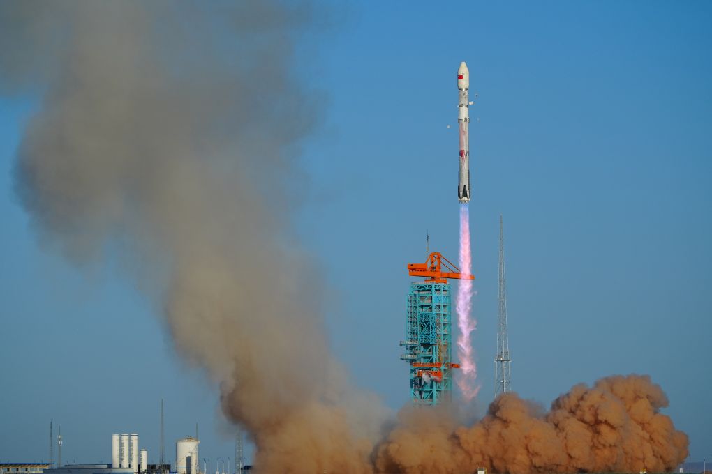 8月19日07时35分,朱雀三号遥二运载火箭在东风商业航天创新试验区发射升空,运载火箭全程飞行正常,一子级成功着陆于回收场预定位置,二子级将搭载的鸿鹄03星顺利送入预定轨道,飞行试验任务取得圆满成功。新华社发(汪江波摄)