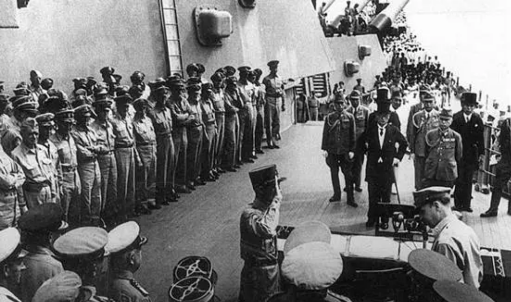 △1945年9月2日,东京湾“密苏里”号军舰上的日本投降仪式。