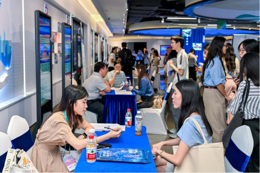 对接会现场，留学人才与企业进行洽谈。图源：广东省人才服务局