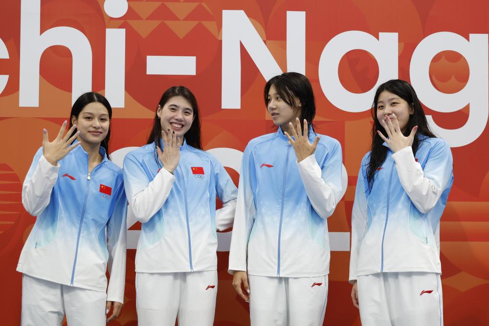 9月20日,中国队选手余依婷、张雨霏、程玉洁、吴卿风(从左至右)在颁奖仪式上庆祝。新华社记者 伍志尊 摄