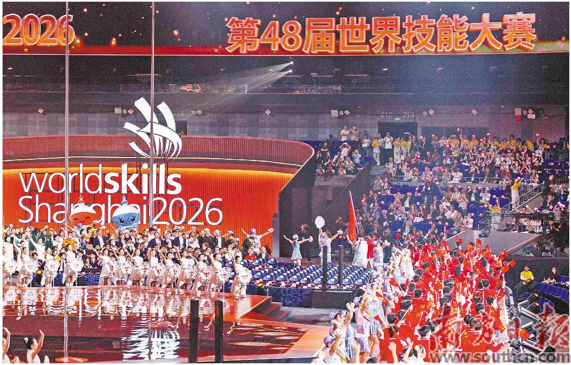 9月22日晚，第48届世界技能大赛在上海开幕，中国选手在掌声与欢呼声中挥动国旗入场。南方日报记者 梁钜聪 摄
