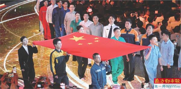 广东省机械技师学院教师、第44届世赛数控铣项目冠军杨登辉(绿衣者)在开幕式当晚,作为护旗手出场。主办方供图