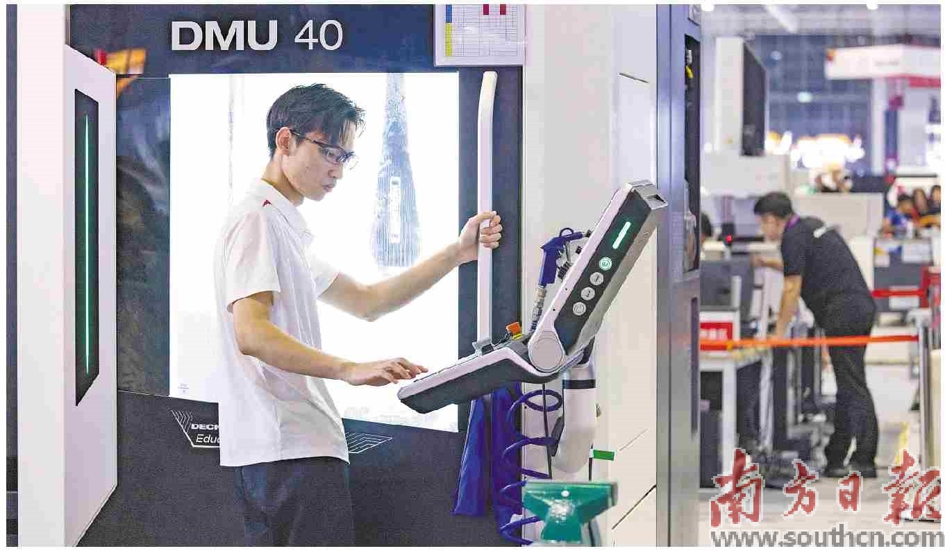 数控铣项目中,来自广东的选手李卓平在操作机床。南方日报记者 梁钜聪 摄
