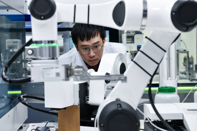 科研人员在位于深圳光明科学城的合成生物研究重大科技基础设施调试实验设备。