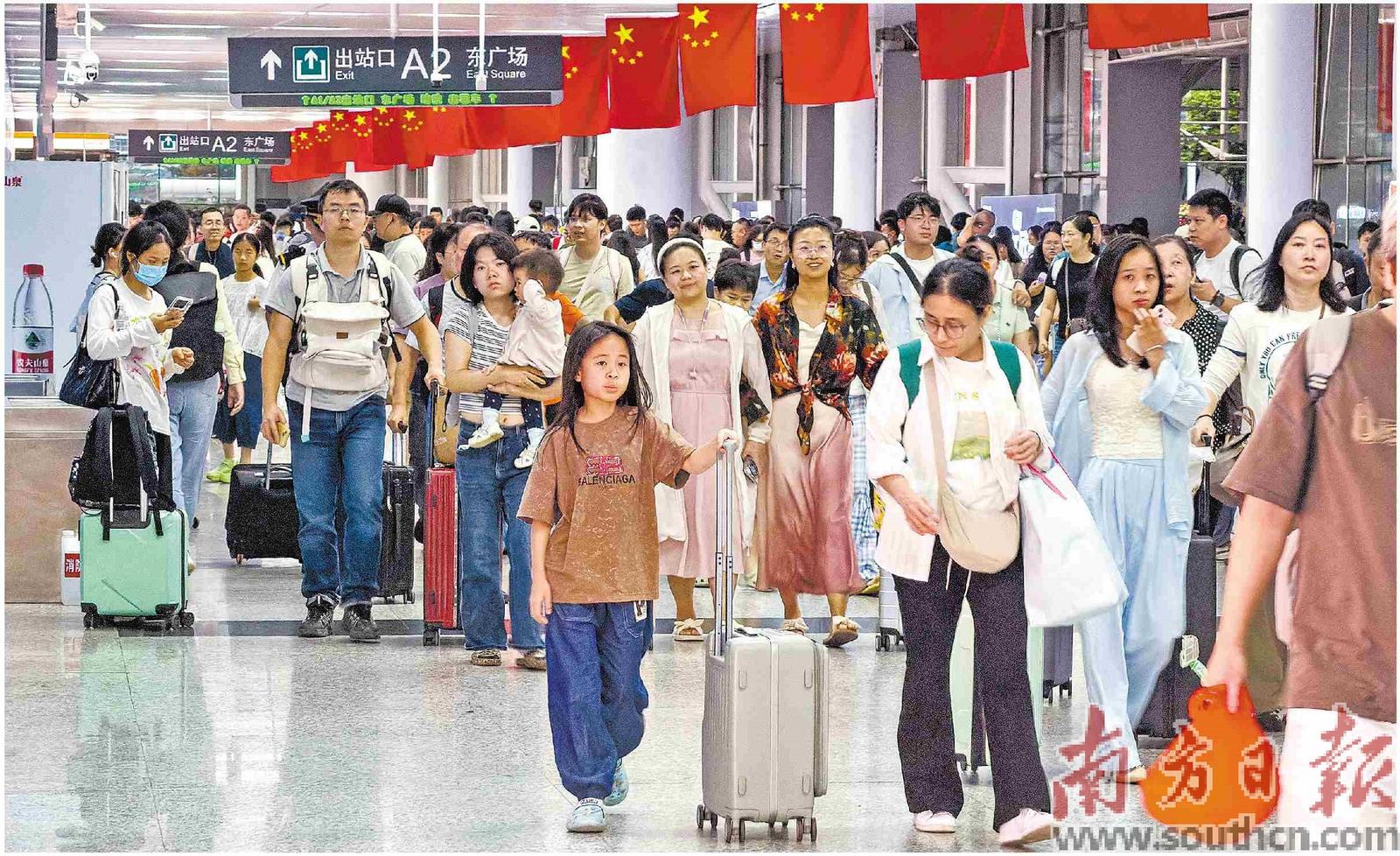 10月6日，返程旅客有序走出深圳北站。南方日报记者 朱洪波 摄