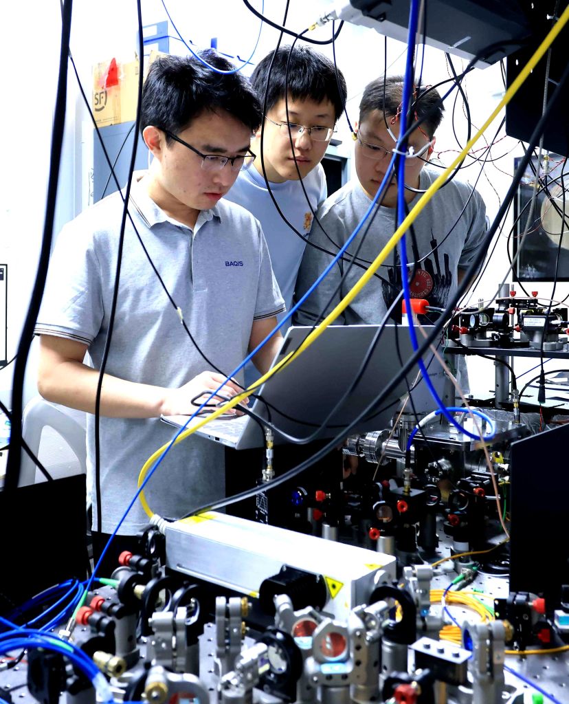 9月28日,清华大学研究团队在实验室工作。新华社发