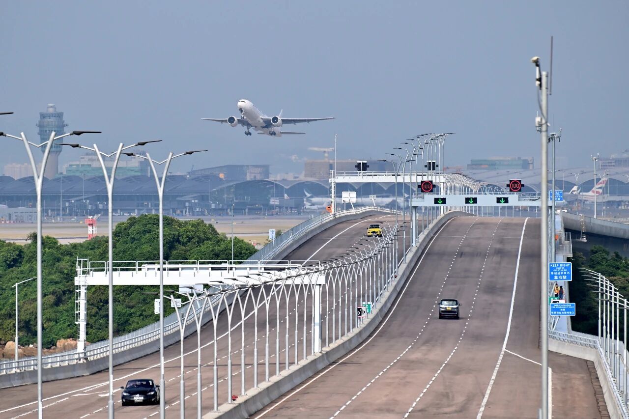 “经珠港飞”客运项目打通了大湾区连接全球的空中通道。图源:“香港特区政府湾区办速递”公众号