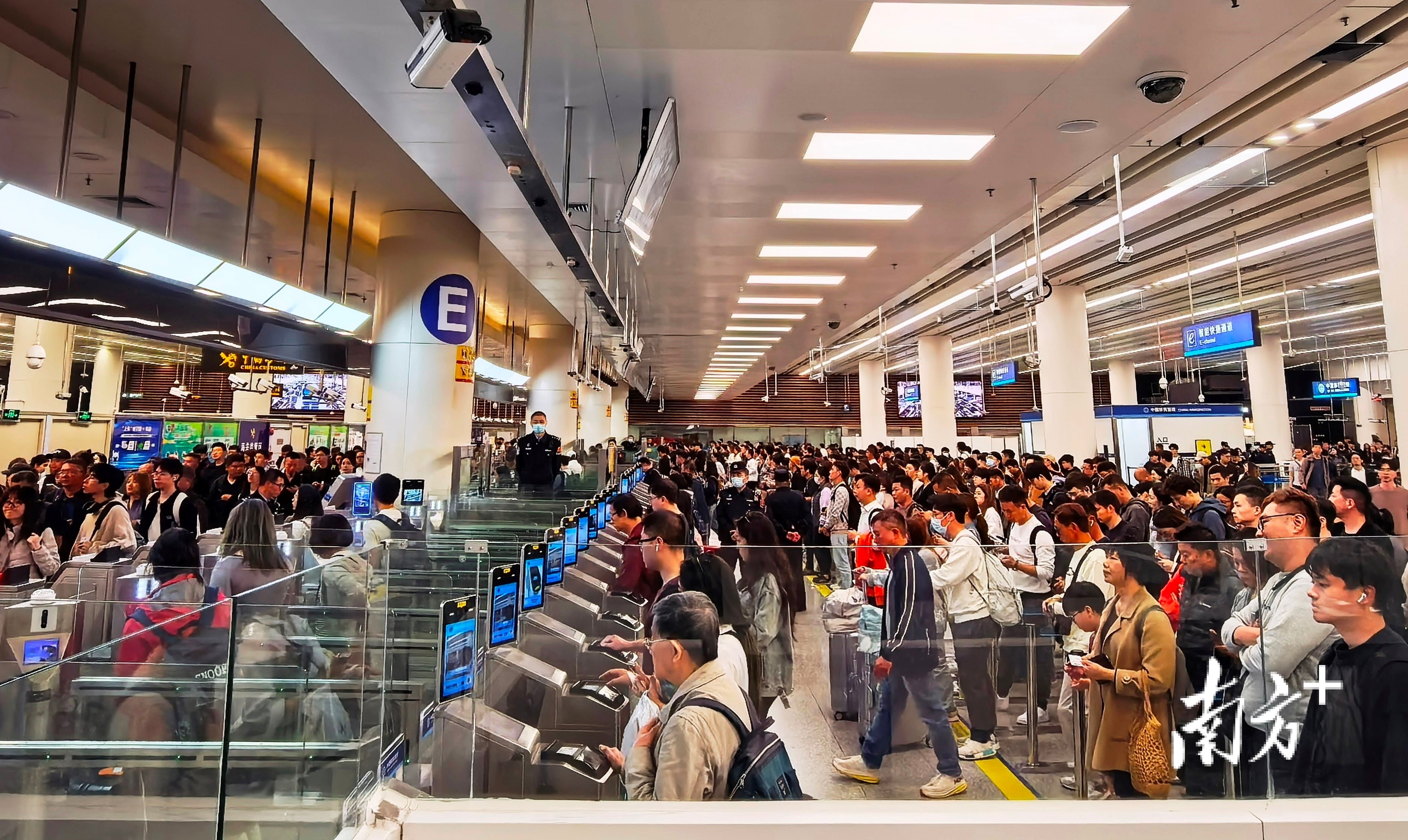 港澳居民经福田口岸入境大厅智能快捷通道快速通关。图源:南方+