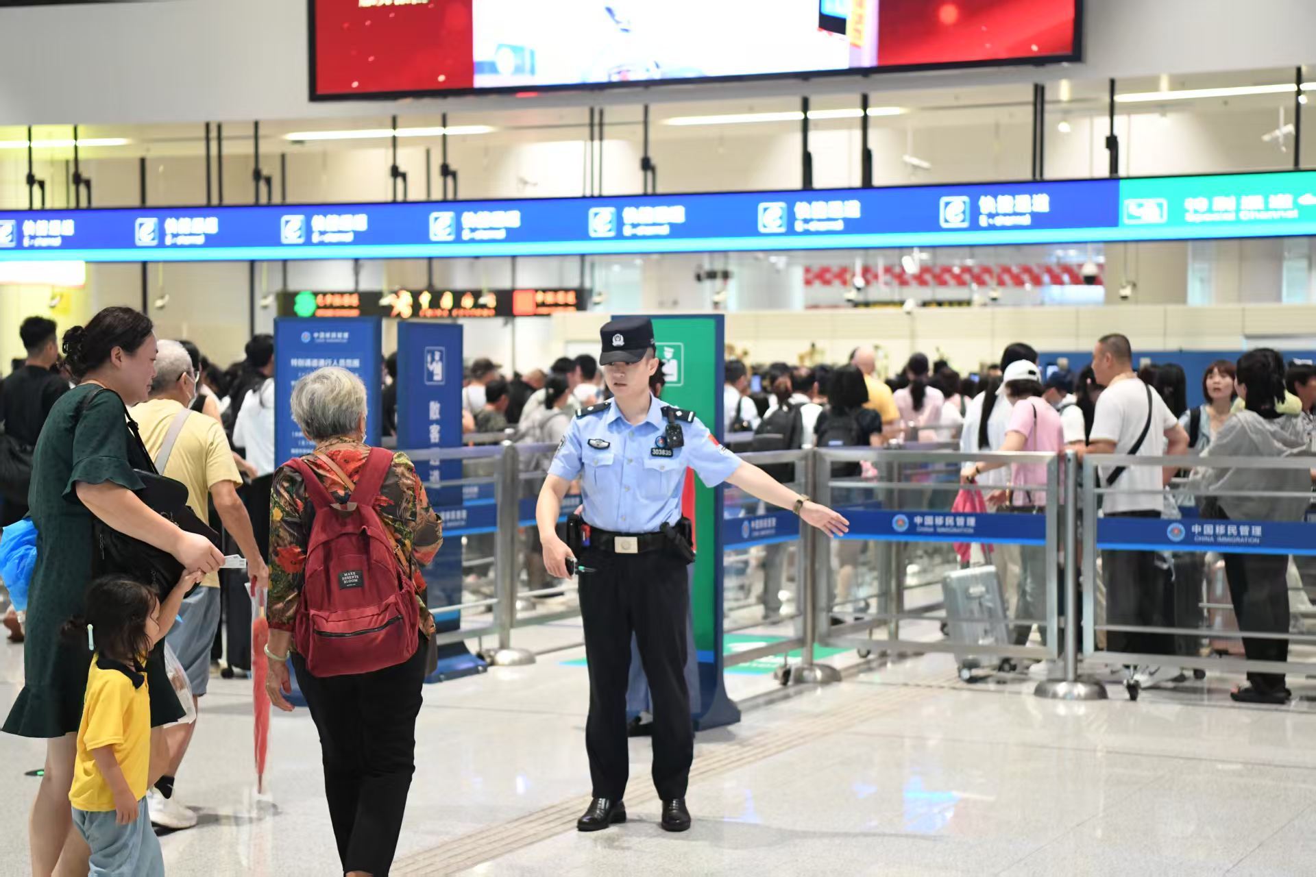 莲塘口岸适老化服务让长者无障通行。图源:南方+