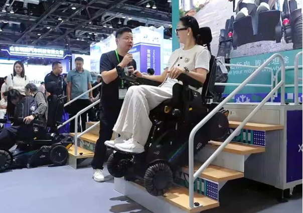 小神童创新具身移动机器人在2026中国国际福祉博览会暨中国国际康复博览会上展示（来源：XSTO小神童创新官方微信公众号）