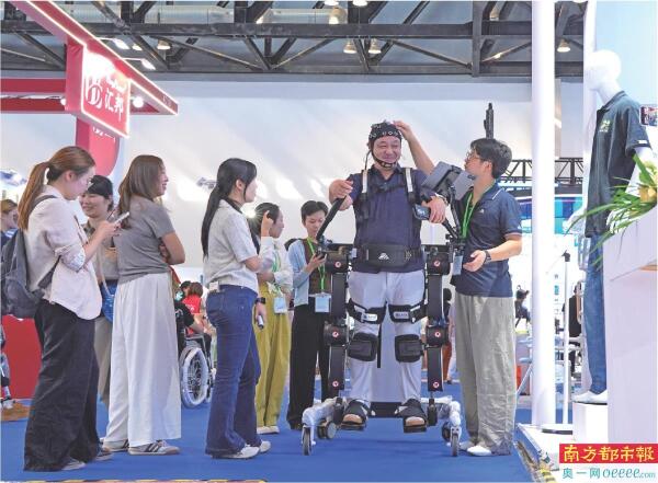 9月4日，观众在2026中国国际福祉博览会上体验脑机接口外骨骼装置。 新华社发