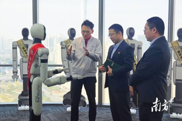 广东金融机构重塑科技金融服务体系。图为农行工作人员深入企业调研。