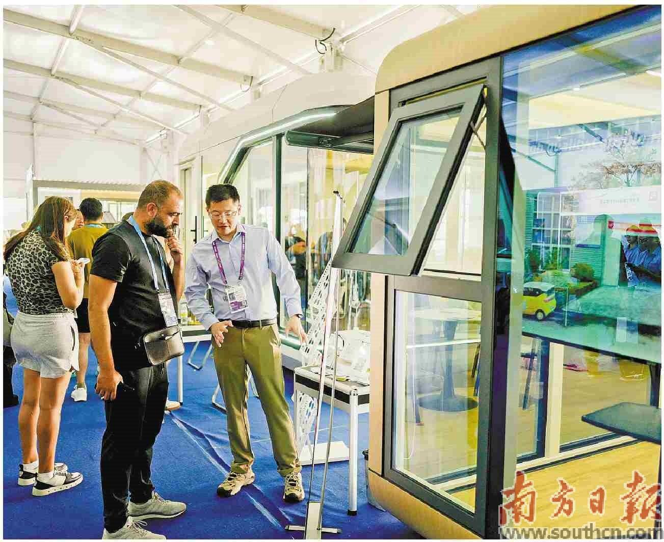 广交会集成房屋展区,境外采购商选购集成房屋产品。