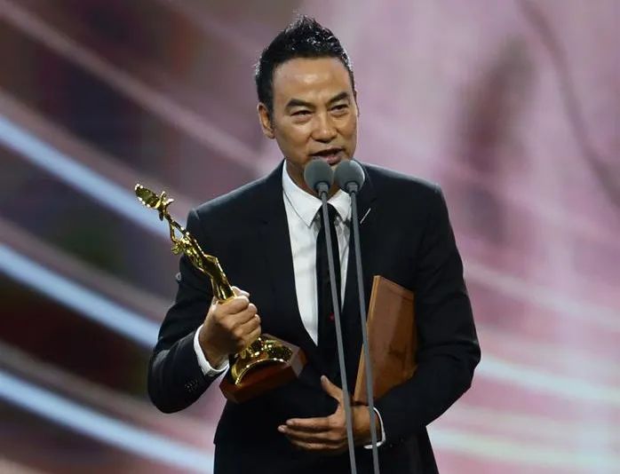 香港演员任达华先生获金鹰奖最佳男演员,在中山德宝怡高项目接受湖南